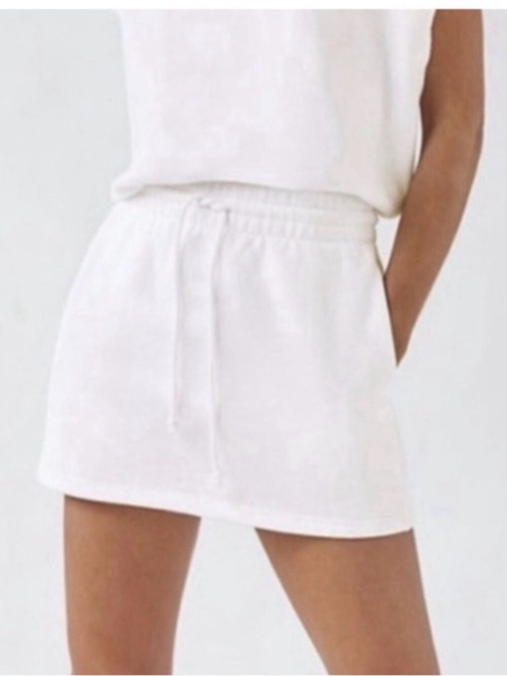 Aritzia TNA Cozy Fleece Mini Skirt Size X-Small White Stretch Sporty Pockets